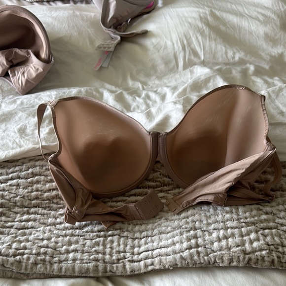 SKIMS Tan Seamless T-Shirt Bra - Picture 3 of 3